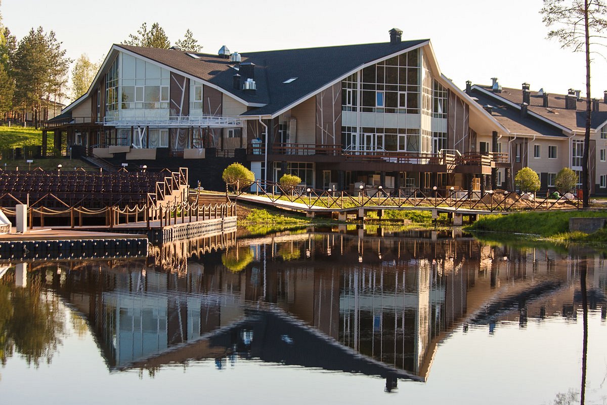 Вид на город Доброград с современными зданиями